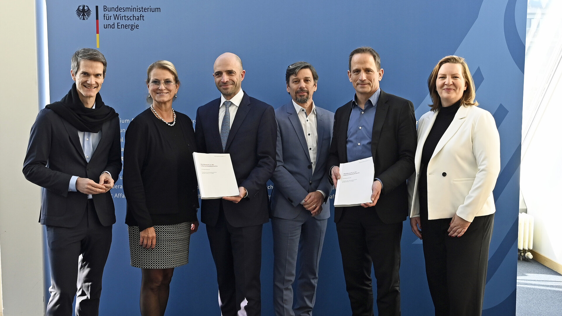 Sondergutachten wird von Mitgliedern der Monopolkommission an Bundeswirtschaftsministerium und Bundeslandwirtschaftsministerium übergeben