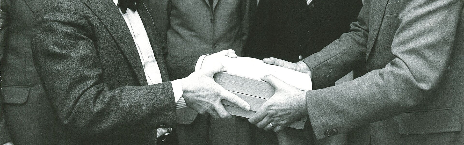 Übergabe des ersten Hauptgutachtens am 22.07.1976 an Bundeswirtschaftsminister Dr. Hans Friderichs in Mainz: v.l.n.r. Josef Murawski, Vorsitzender Ernst-Joachim Mestmäcker, Erhard Kantzenbach, Dieter Fertsch-Röver, Bundeswirtschaftsminister Dr. Hans Friderichs, Dieter Mittelsten Scheid. 