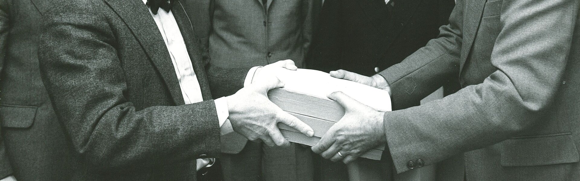 Übergabe des ersten Hauptgutachtens am 22.07.1976 an Bundeswirtschaftsminister Dr. Hans Friderichs in Mainz: v.l.n.r. Josef Murawski, Vorsitzender Ernst-Joachim Mestmäcker, Erhard Kantzenbach, Dieter Fertsch-Röver, Bundeswirtschaftsminister Dr. Hans Friderichs, Dieter Mittelsten Scheid. 