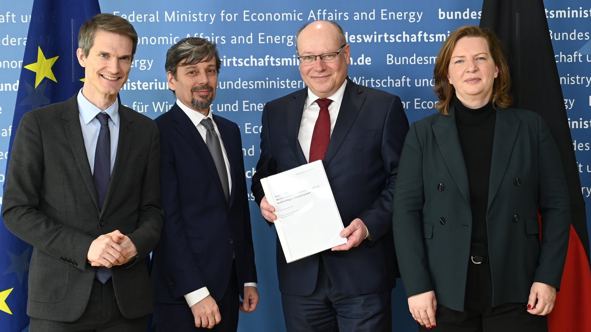 Rupprecht Podszun, Tomaso Duso, Constanze Buchheim übergeben das Gutachten an Staatssekretär Frank Wetzel vom BMWE.