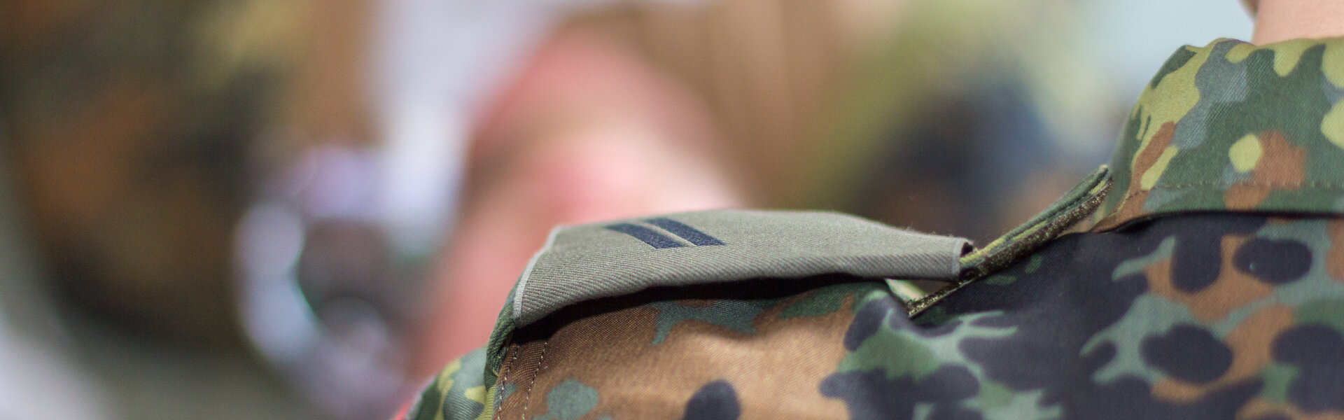 Schulter eines Soldaten in deutscher Bundeswehr-Uniform