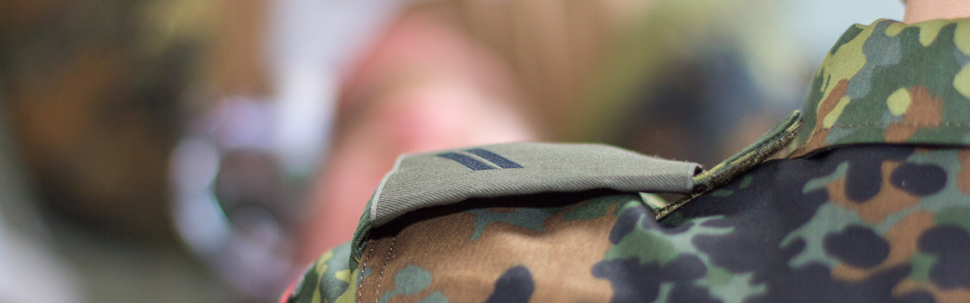 Schulter eines Soldaten in deutscher Bundeswehr-Uniform