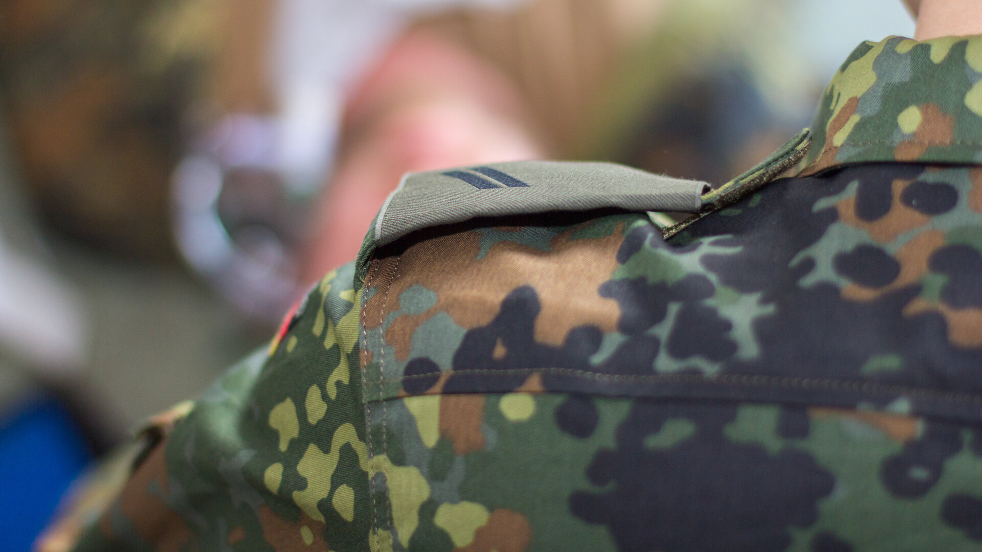 Schulter eines Soldaten in deutscher Bundeswehr-Uniform