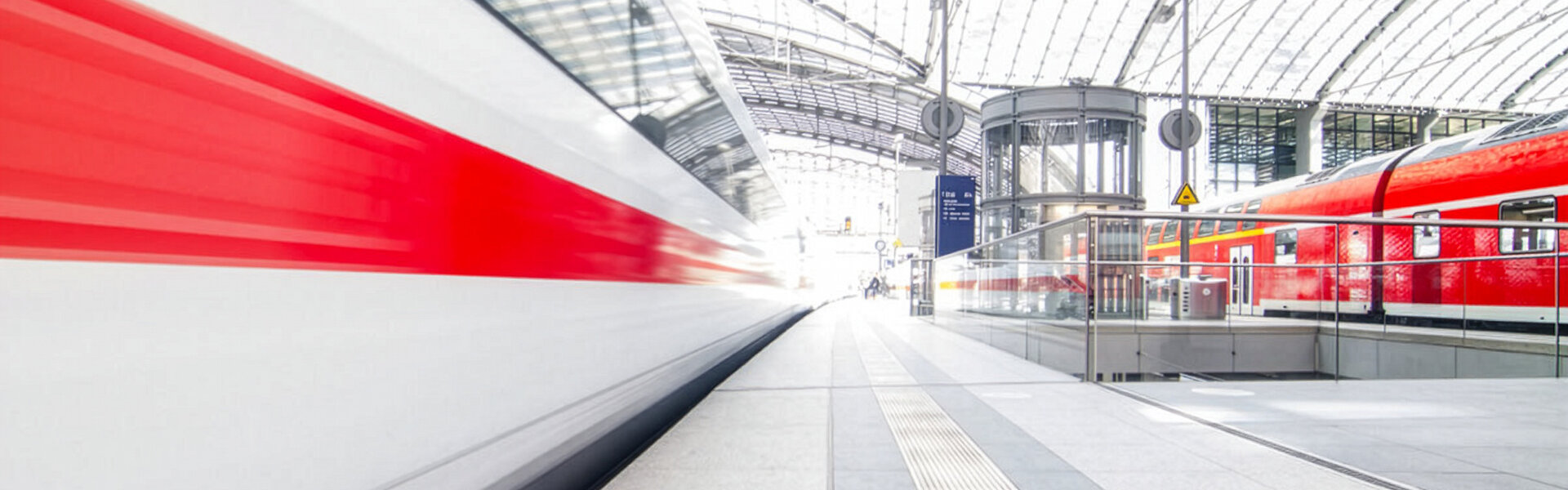 Züge am Gleis im Bahnhof 