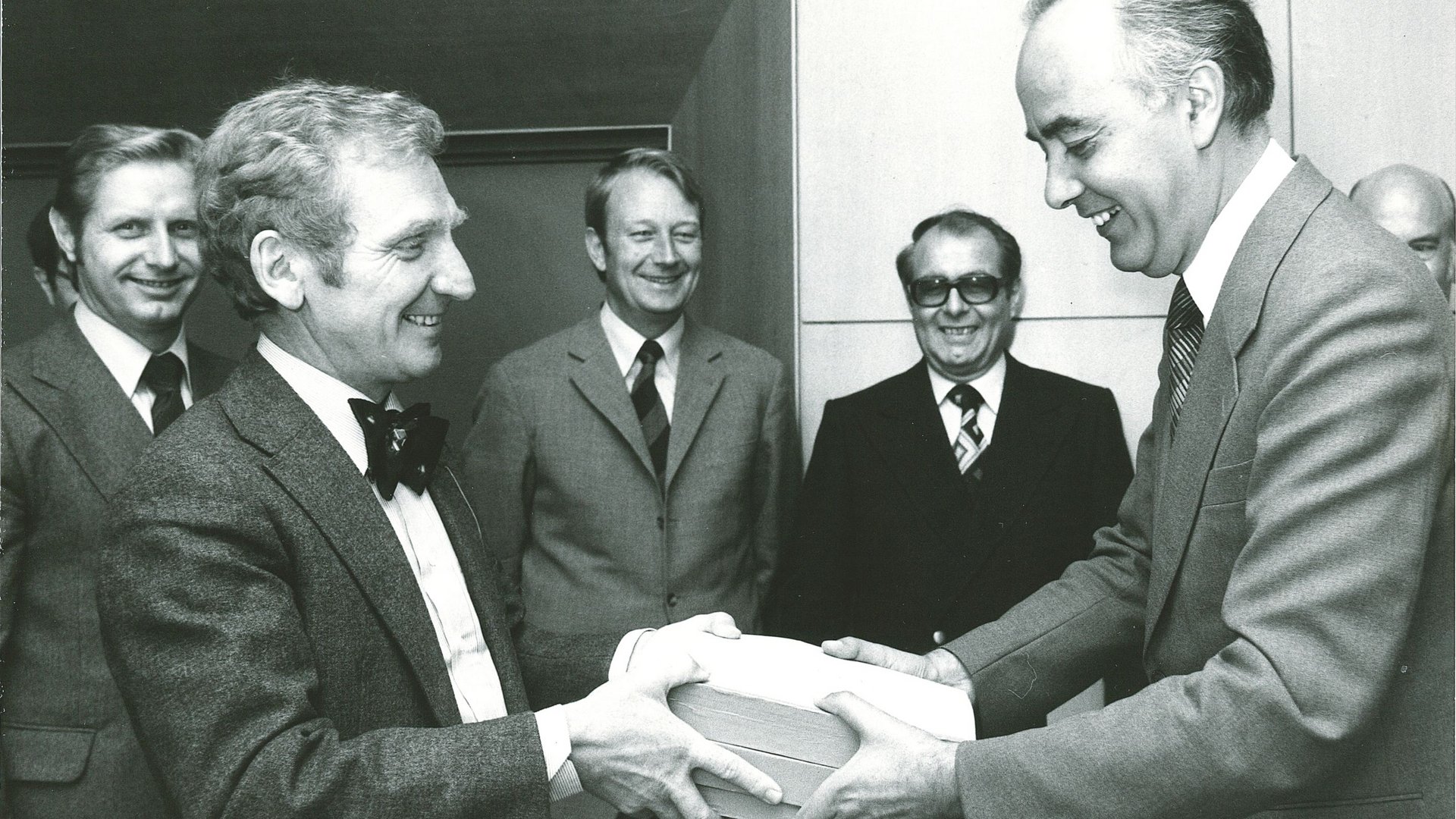 Übergabe des ersten Hauptgutachten 1976
