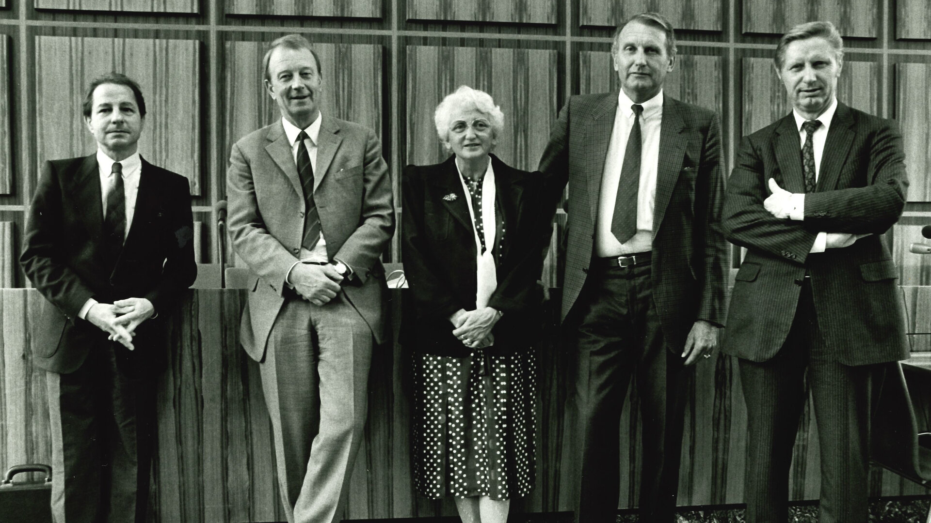 Pressekonferenz zur Übergabe des sechsten Hauptgutachtens am 08.07.1986 an Bundeswirtschaftsminister Dr. Martin Bangemann: v.l.n.r. Vorsitzender Ulrich Immenga, Erhard Kantzenbach, Anne-Rose Iber-Schade, Wolfgang Herion, Josef Murawski