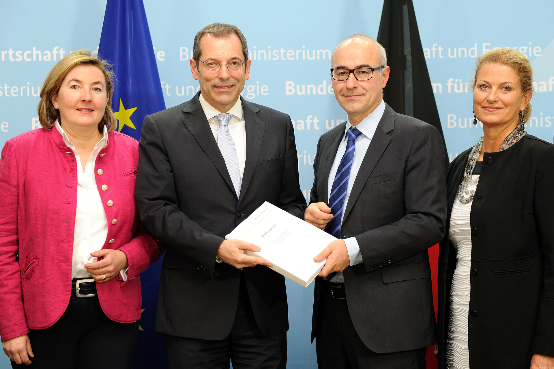 Übergabe des 21. Hauptgutachtens am 20.09.2016 an Staatssekretär Rainer Sontowski: v.l.n.r. Angelika Westerwelle, Staatssekretär Rainer Sontowski, Vorsitzender Achim Wambach, Dagmar Kollmann