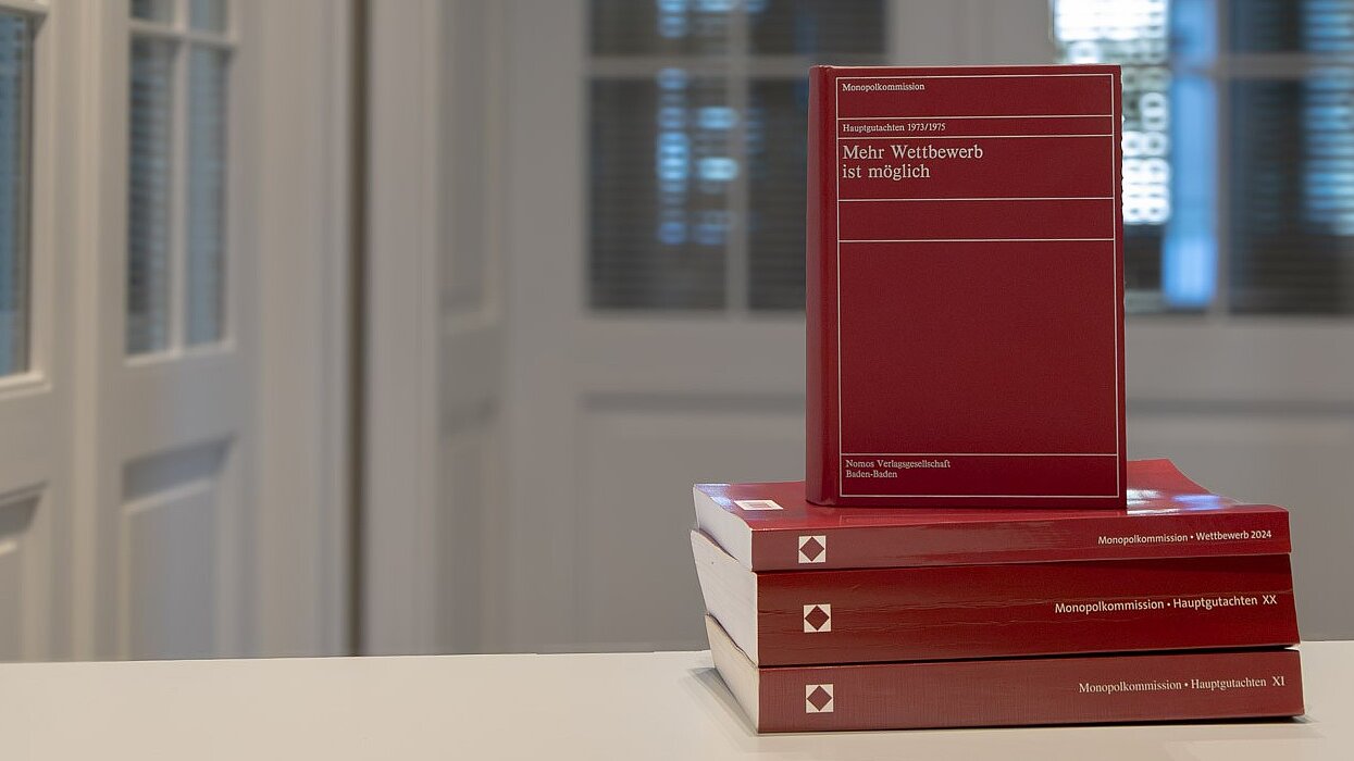 Hauptgutachten der Monopolkommission als Printausgaben übereinander gestapelt