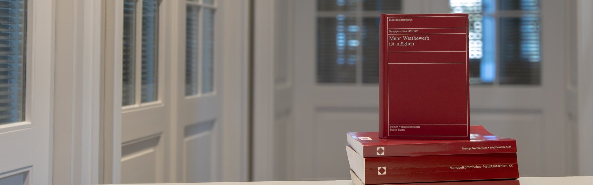 Hauptgutachten der Monopolkommission als Printausgaben übereinander gestapelt