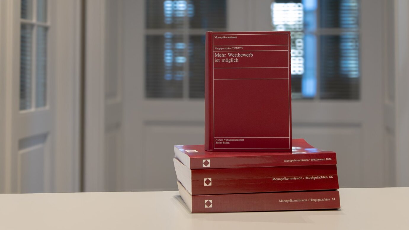 Hauptgutachten der Monopolkommission als Printausgaben übereinander gestapelt