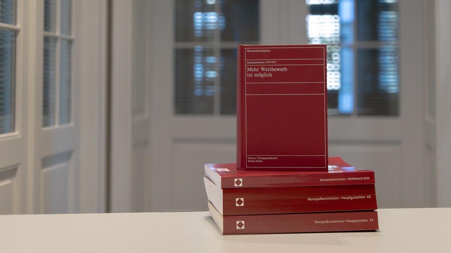 Hauptgutachten der Monopolkommission als Printausgaben übereinander gestapelt