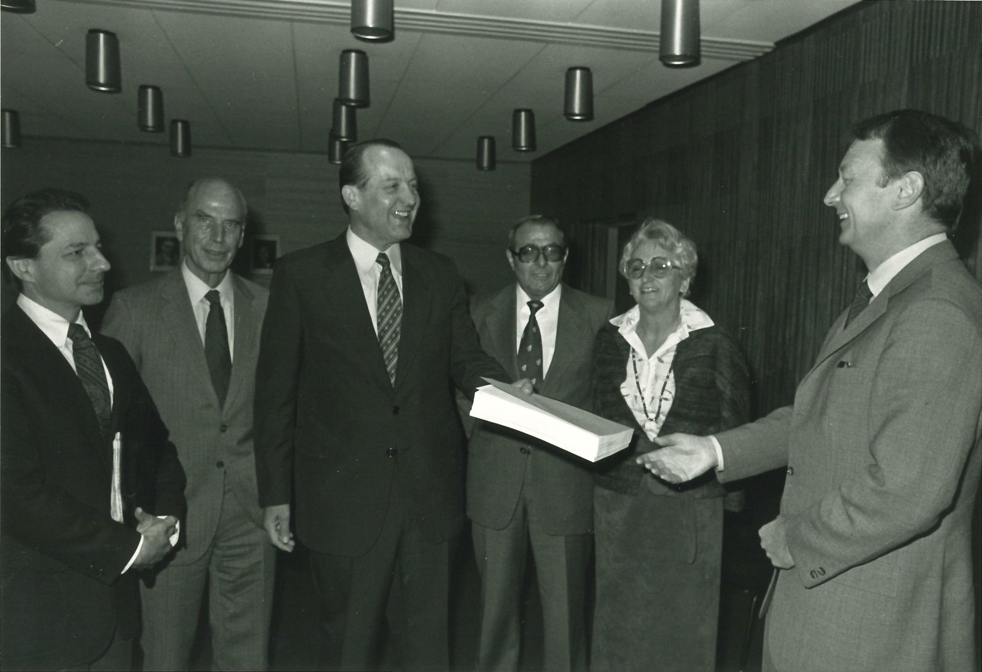 Übergabe des dritten Hauptgutachtens 1980 Übergabe des dritten Hauptgutachtens am 10.07.1980 an Staatssekretär Dr. Otto Schlecht: v.l.n.r. Ulrich Immenga, Dieter Mittelsten Scheid, Bundeswirtschaftsminister Dr. Otto Schlecht, Dieter Fertsch-Röver, Anne-Rose Iber-Schade, Vorsitzender Erhard Kantzenbach