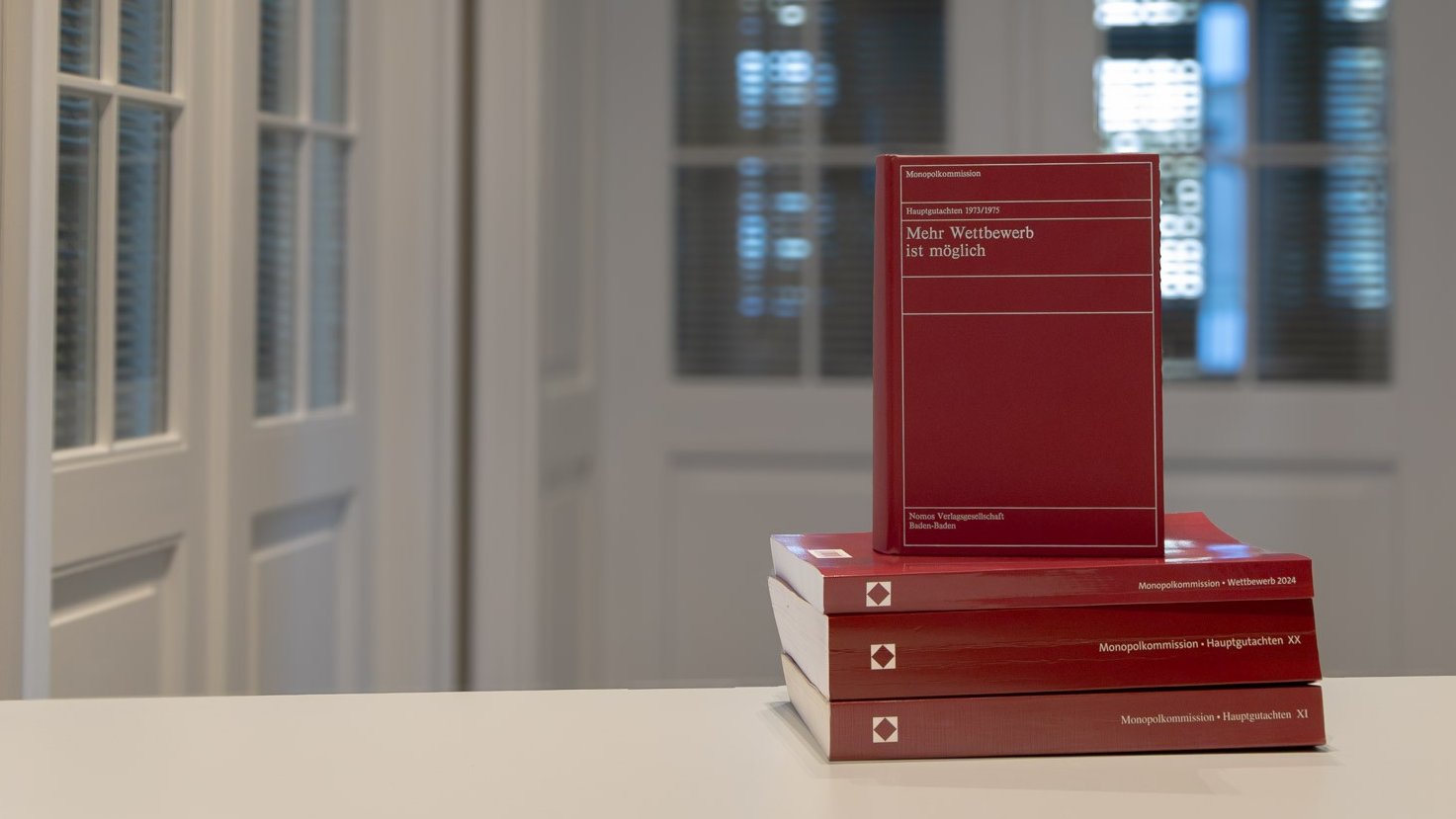 Hauptgutachten der Monopolkommission als Printausgaben übereinander gestapelt