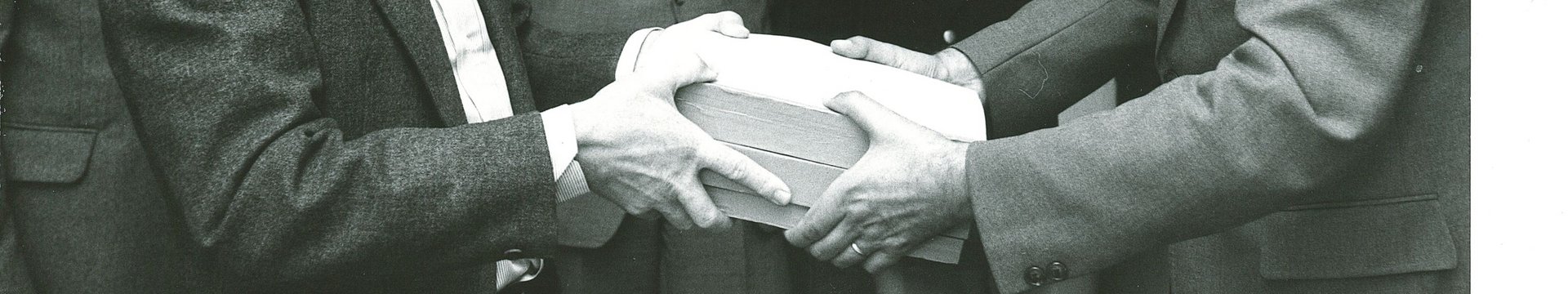Übergabe des ersten Hauptgutachtens am 22.07.1976 an Bundeswirtschaftsminister Dr. Hans Friderichs in Mainz: v.l.n.r. Josef Murawski, Vorsitzender Ernst-Joachim Mestmäcker, Erhard Kantzenbach, Dieter Fertsch-Röver, Bundeswirtschaftsminister Dr. Hans Friderichs, Dieter Mittelsten Scheid. 