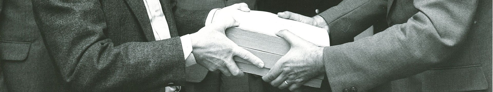 Übergabe des ersten Hauptgutachtens am 22.07.1976 an Bundeswirtschaftsminister Dr. Hans Friderichs in Mainz: v.l.n.r. Josef Murawski, Vorsitzender Ernst-Joachim Mestmäcker, Erhard Kantzenbach, Dieter Fertsch-Röver, Bundeswirtschaftsminister Dr. Hans Friderichs, Dieter Mittelsten Scheid. 