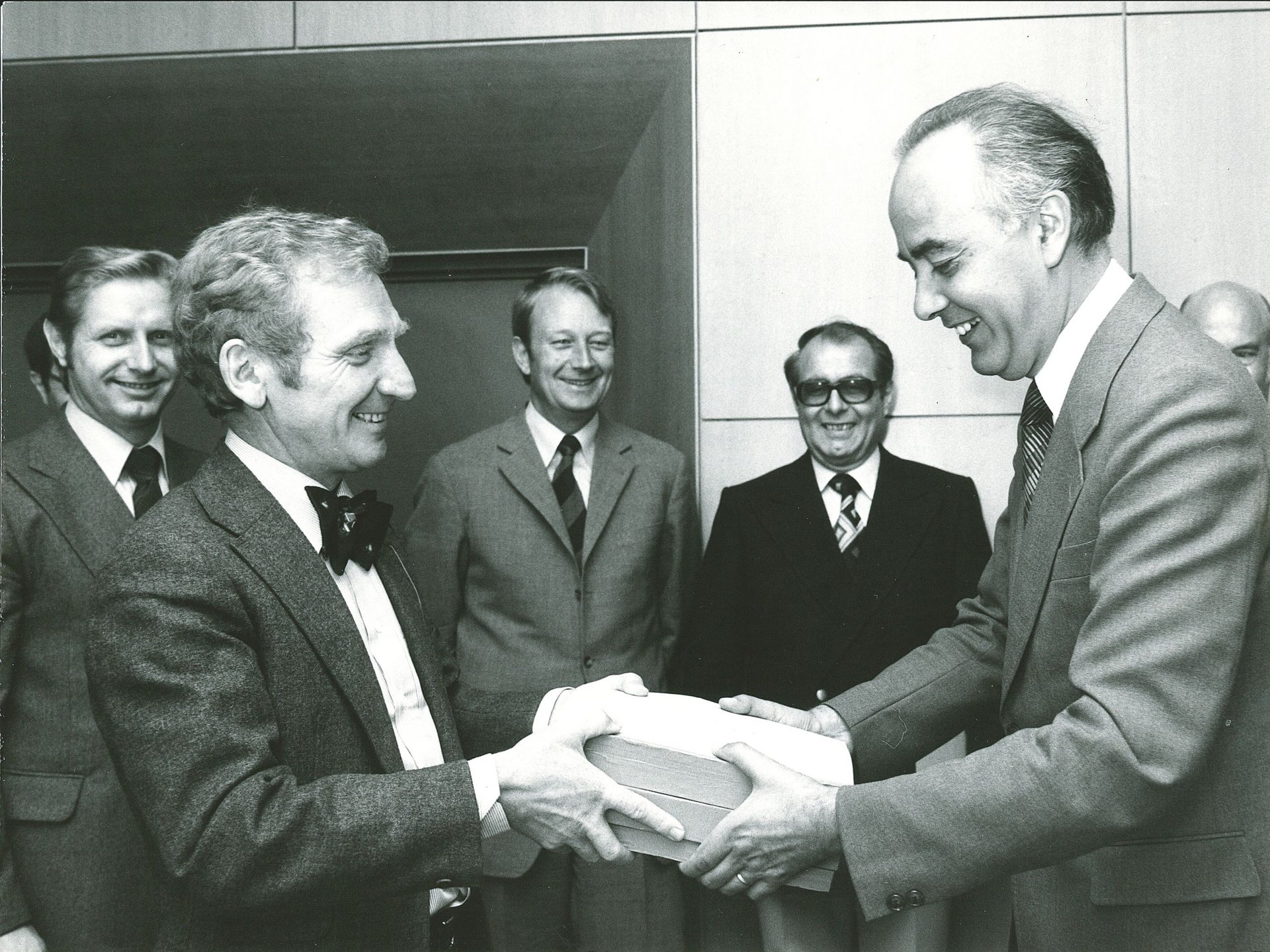 Übergabe des ersten Hauptgutachtens 1976 Übergabe des ersten Hauptgutachtens am 22.07.1976 an Bundeswirtschaftsminister Dr. Hans Friderichs in Mainz: v.l.n.r. Josef Murawski, Vorsitzender Ernst-Joachim Mestmäcker, Erhard Kantzenbach, Dieter Fertsch-Röver, Bundeswirtschaftsminister Dr. Hans Friderichs, Dieter Mittelsten Scheid.