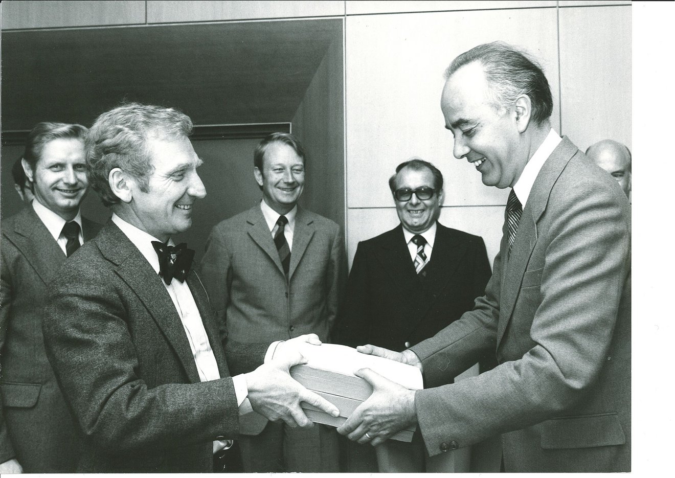 Übergabe des ersten Hauptgutachtens 1976 Übergabe des ersten Hauptgutachtens am 22.07.1976 an Bundeswirtschaftsminister Dr. Hans Friderichs in Mainz: v.l.n.r. Josef Murawski, Vorsitzender Ernst-Joachim Mestmäcker, Erhard Kantzenbach, Dieter Fertsch-Röver, Bundeswirtschaftsminister Dr. Hans Friderichs, Dieter Mittelsten Scheid.