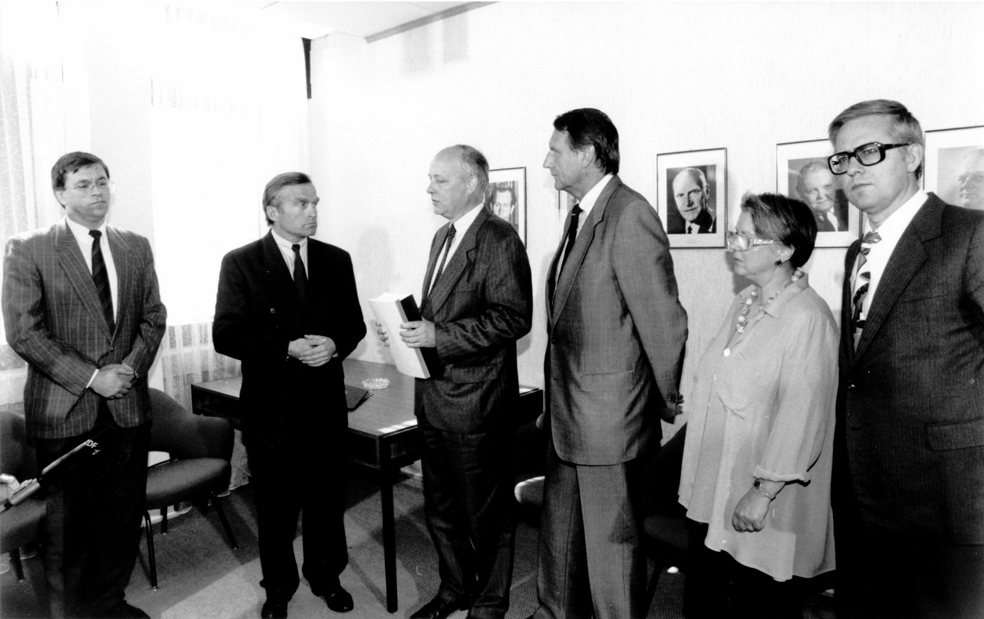 Übergabe des achten Hauptgutachtens 1990 Übergabe des achten Hauptgutachtens am 04.07.1990 an Bundeswirtschaftsminister Dr. Helmut Haussmann: v.l.n.r. Horst Greiffenberg, Bundeswirtschaftsminister Dr. Helmut Haussmann, Vorsitzender Carl Christian von Weizsäcker, Wolfgang Herion, Elke Weber-Braun, Wernhard Möschel