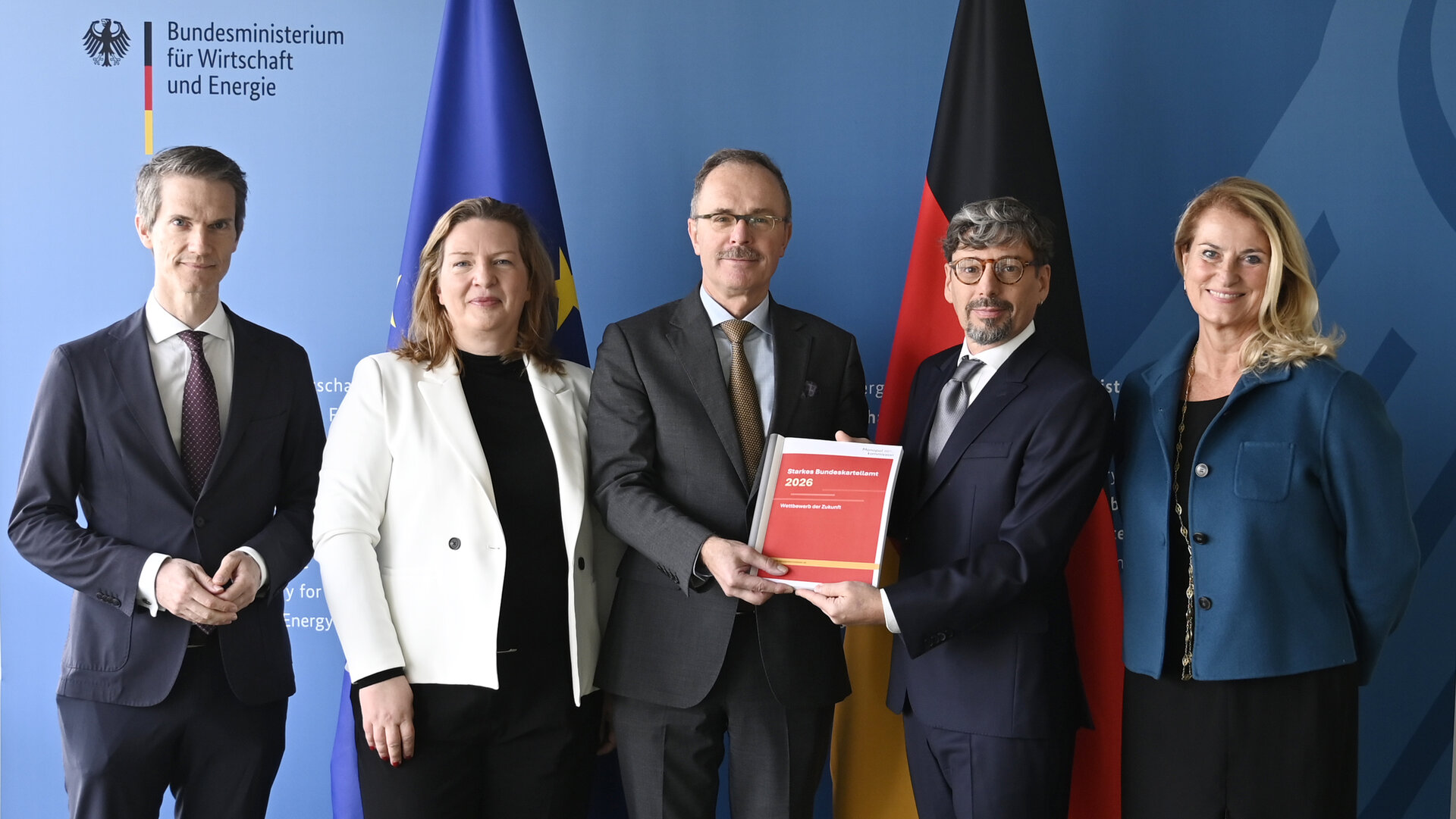 Sondergutachten wird von Mitgliedern der Monopolkommission an Staatssekretär Thomas Steffen (BMWE) übergeben.