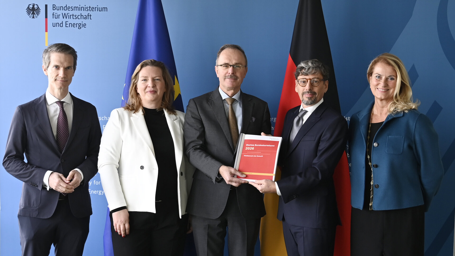 Sondergutachten wird von Mitgliedern der Monopolkommission an Staatssekretär Thomas Steffen (BMWE) übergeben.