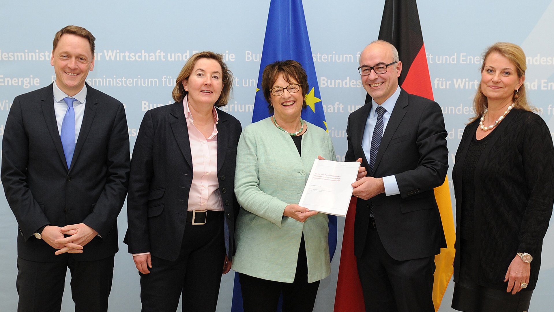 Sondergutachten wird von Mitgliedern der Monopolkommission an Bundeswirtschaftsministerium übergeben