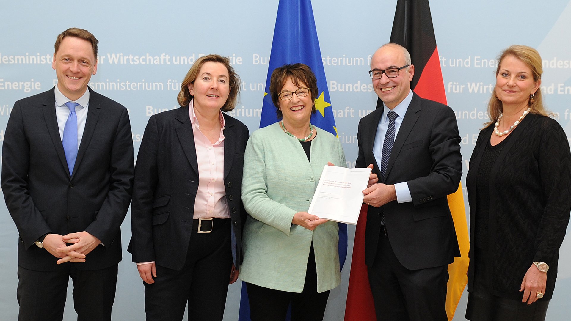 Sondergutachten wird von Mitgliedern der Monopolkommission an Bundeswirtschaftsministerium übergeben