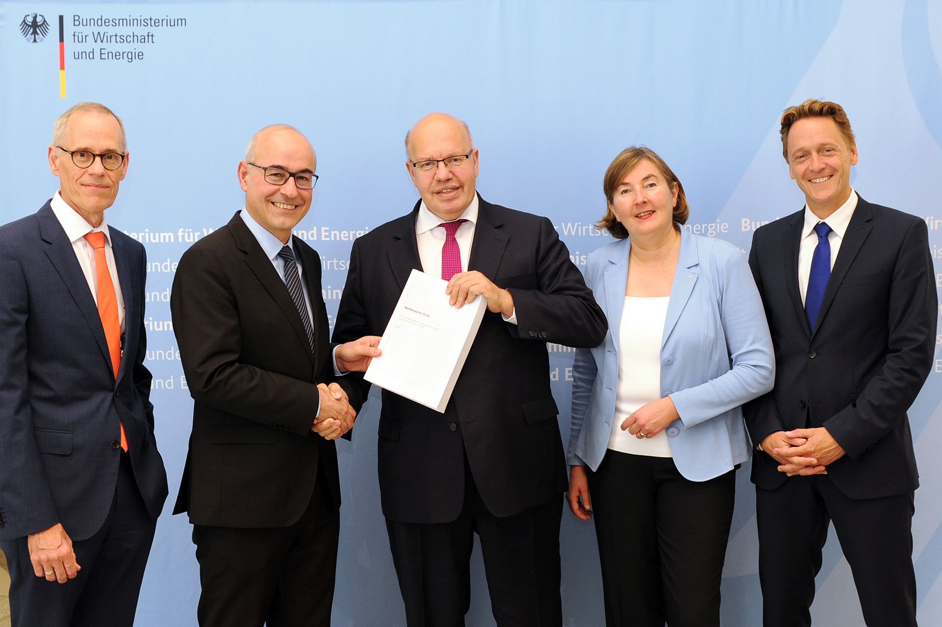 Übergabe des 22. Hauptgutachtens 2018 Übergabe des 22. Hauptgutachtens am 03.07.2018 an Bundeswirtschaftsminister Peter Altmaier: Thomas Nöcker, Vorsitzender Achim Wambach, Bundeswirtschaftsminister Peter Altmaier, Angelika Westerwelle, Jürgen Kühling