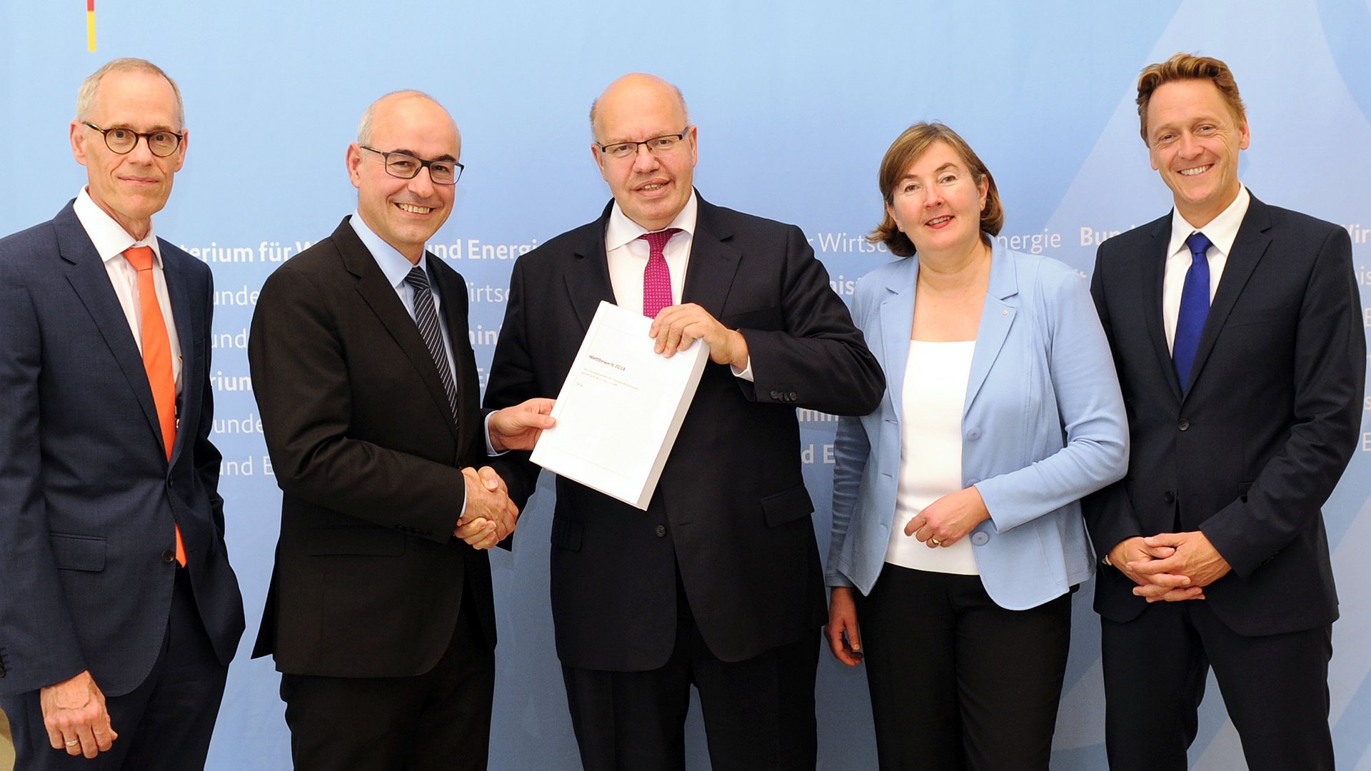 Übergabe des 22. Hauptgutachtens am 03.07.2018 an Bundeswirtschaftsminister Peter Altmaier: Thomas Nöcker, Vorsitzender Achim Wambach, Bundeswirtschaftsminister Peter Altmaier, Angelika Westerwelle, Jürgen Kühling