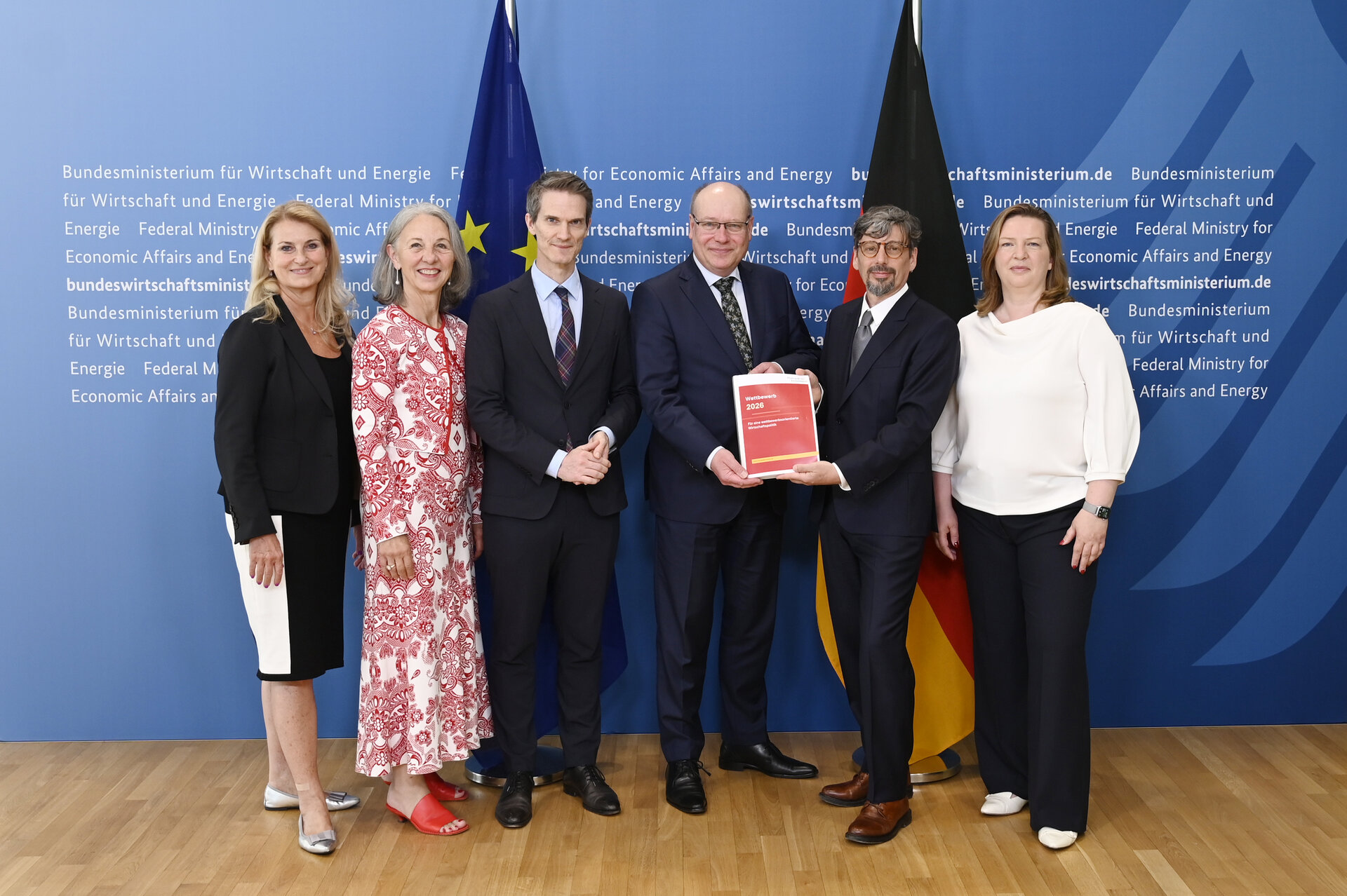Übergabe des 26. Hauptgutachtens am 09.07.2026 an Staatssekretär Frank Wetzel: v.l.n.r. Dagmar Kollmann, Pamela Knapp, Prof. Dr. Rupprecht Podszun, Staatssekretär Frank Wetzel, Vorsitzender Prof. Dr. Tomaso Duso, Constanze Buchheim