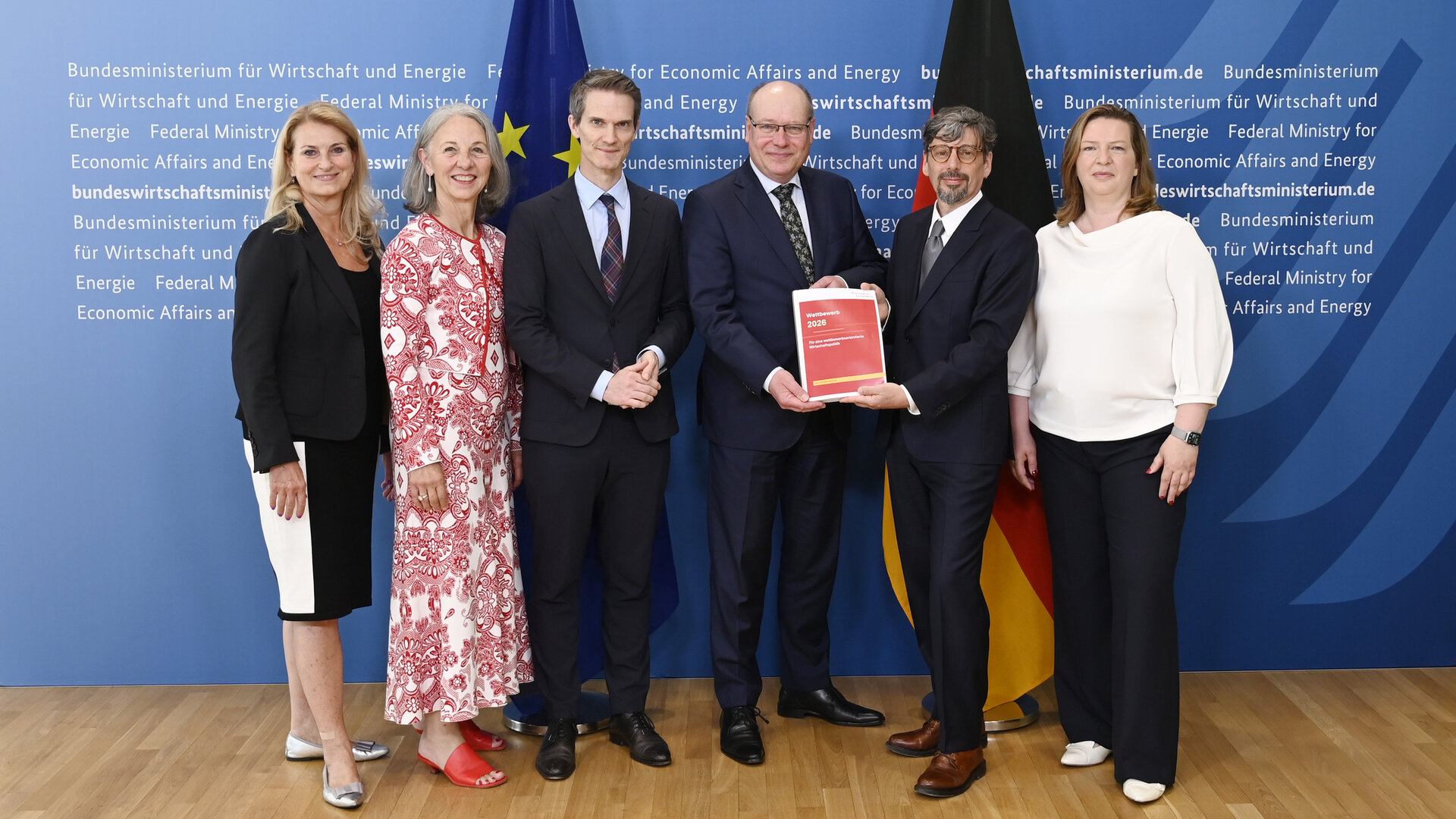 Übergabe des 26. Hauptgutachtens am 09.07.2026 an Staatssekretär Frank Wetzel: v.l.n.r. Dagmar Kollmann, Pamela Knapp, Prof. Dr. Rupprecht Podszun, Staatssekretär Frank Wetzel, Vorsitzender Prof. Dr. Tomaso Duso, Constanze Buchheim