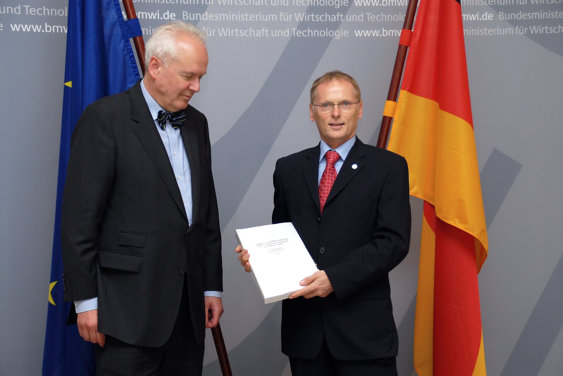 Übergabe des siebzehnten Hauptgutachtens am 09.07.2008 an Staatssekretär Jochen Homann: v.l.n.r. Vorsitzender Jürgen Basedow, Staatssekretär Jochen Homann