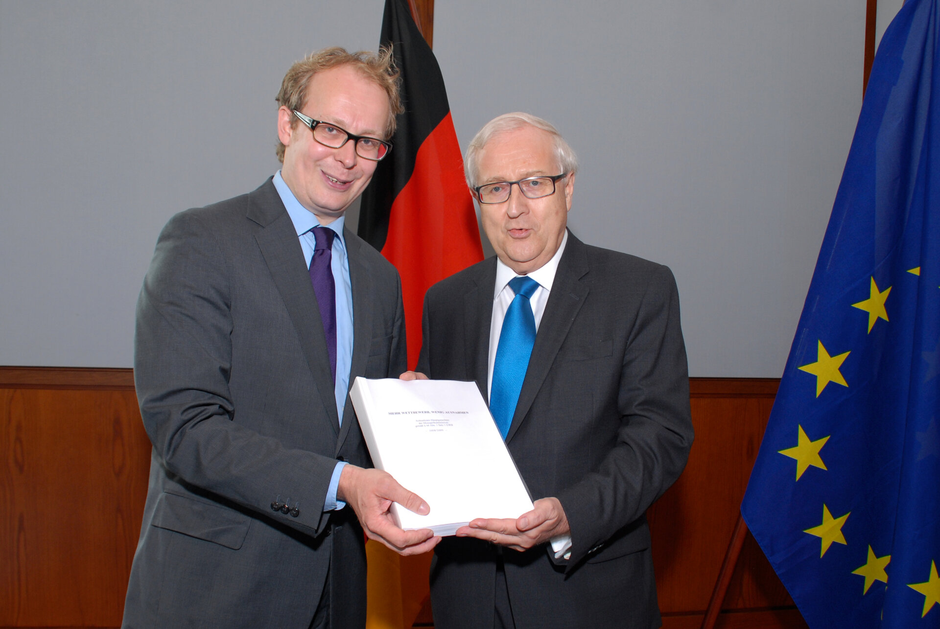 Übergabe des achtzehnten Hauptgutachtens am 14.07.2010 an Bundeswirtschaftsminister Rainer Brüderle: v.l.n.r. Vorsitzender Justus Haucap, Bundeswirtschaftsminister Rainer Brüderle