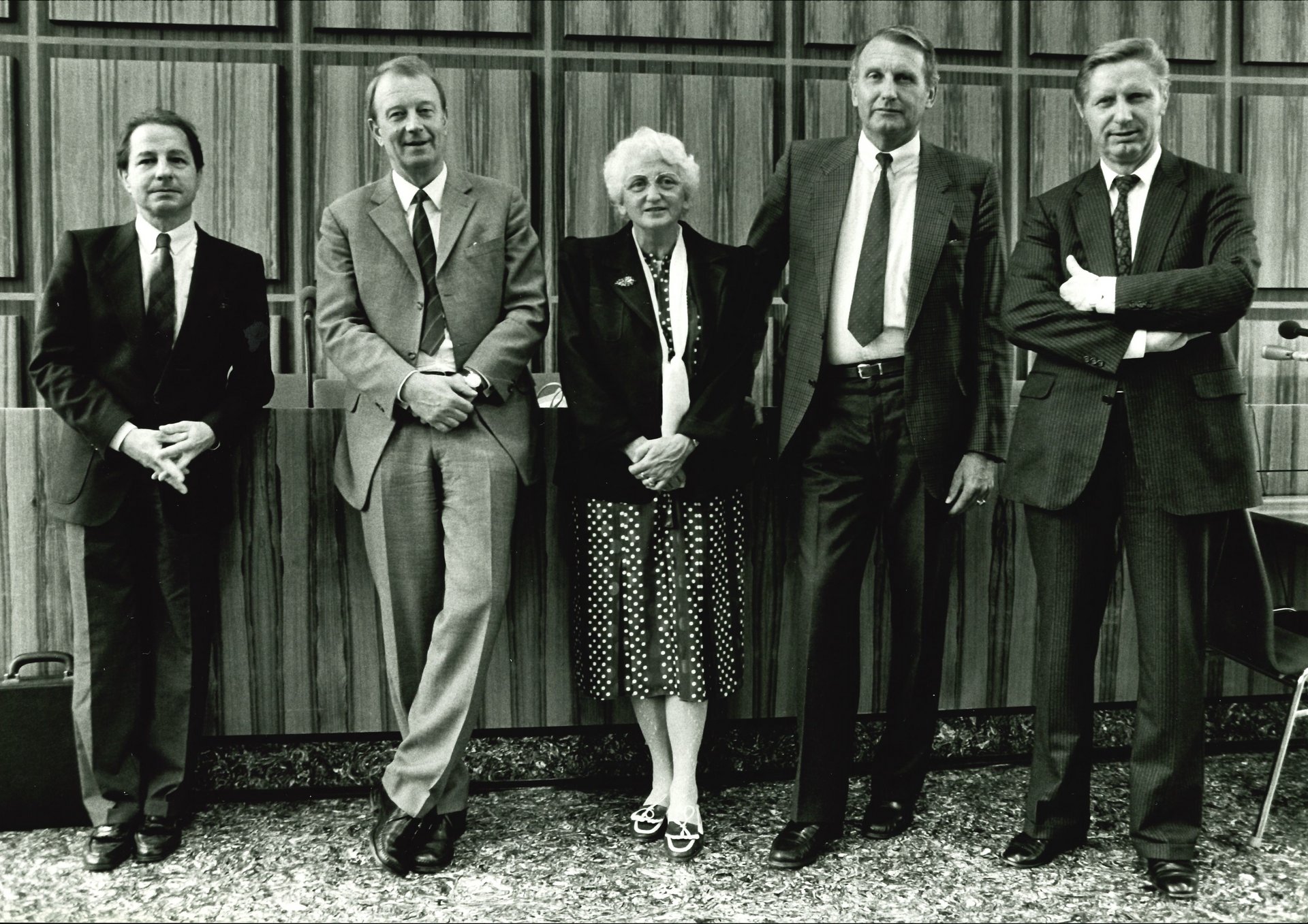 Übergabe des sechsten Hauptgutachtens 1986 Pressekonferenz zur Übergabe des sechsten Hauptgutachtens am 08.07.1986 an Bundeswirtschaftsminister Dr. Martin Bangemann: v.l.n.r. Vorsitzender Ulrich Immenga, Erhard Kantzenbach, Anne-Rose Iber-Schade, Wolfgang Herion, Josef Murawski