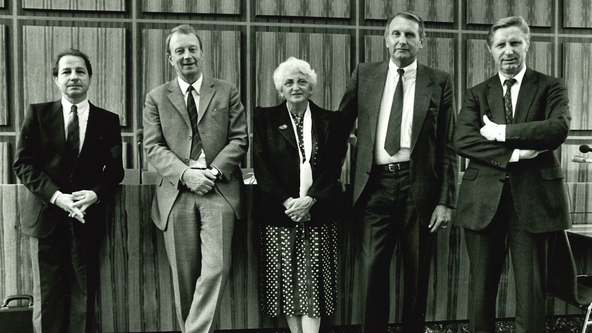 Pressekonferenz zur Übergabe des sechsten Hauptgutachtens am 08.07.1986 an Bundeswirtschaftsminister Dr. Martin Bangemann: v.l.n.r. Vorsitzender Ulrich Immenga, Erhard Kantzenbach, Anne-Rose Iber-Schade, Wolfgang Herion, Josef Murawski