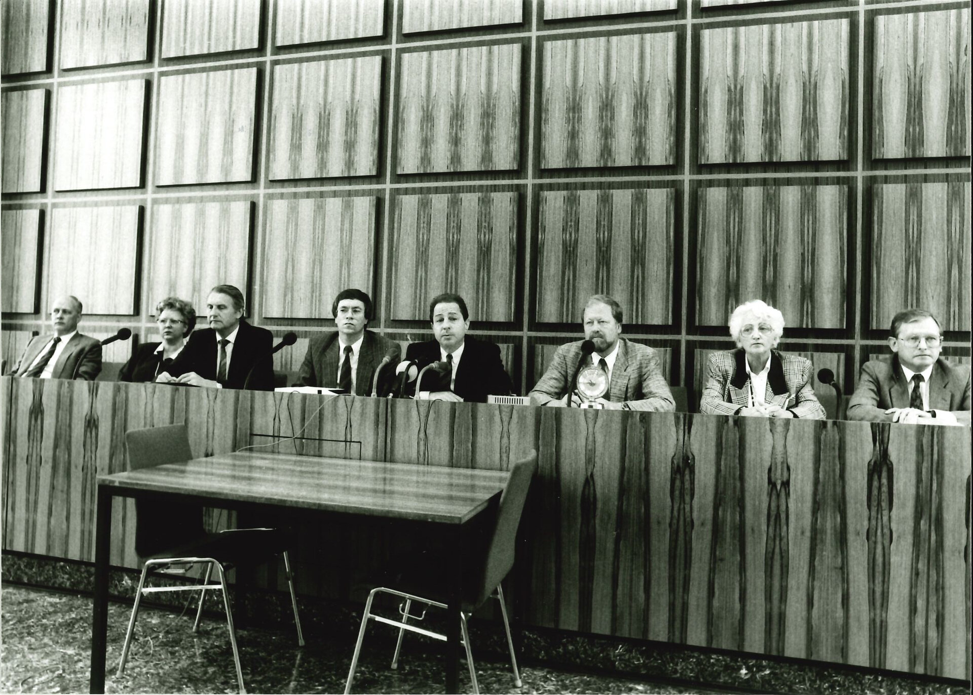 Pressekonferenz zur Übergabe des siebten Hauptgutachtens am 06.07.1988 an Bundeswirtschaftsminister Dr. Bangemann (nicht im Bild): v.l.n.r. Carl Christian von Weizsäcker, Elke Weber-Braun, Wolfgang Herion, Horst Greiffenberg, Ulrich Immenga, (Moderator der Pressekonferenz), Anne-Rose Iber-Schade, Winfried Haastert