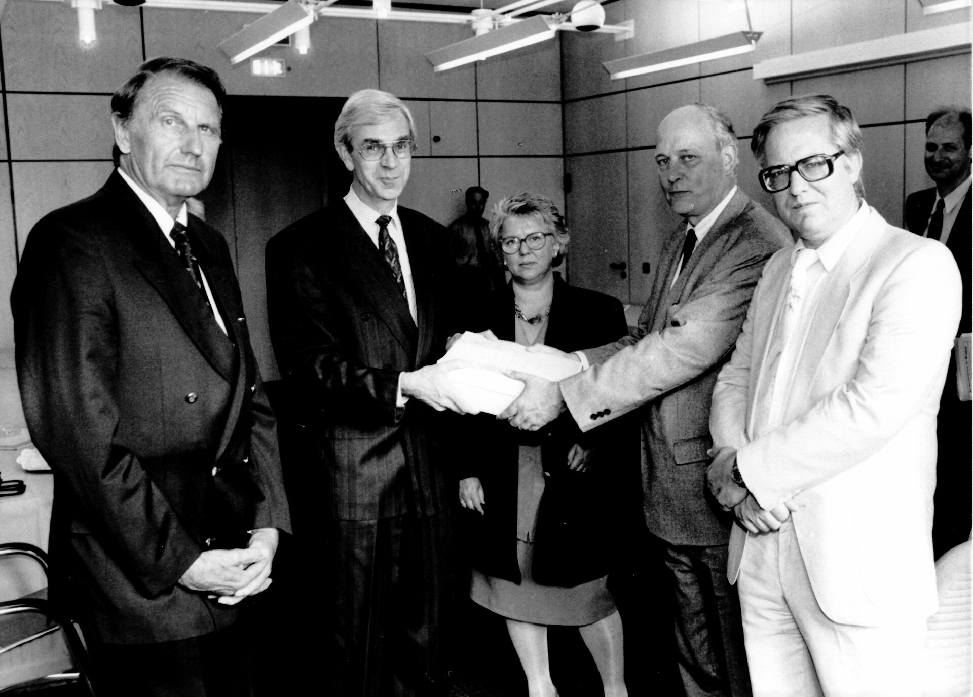 Übergabe des neunten Hauptgutachtens am 02.07.1992 an Staatssekretär Prof. Dr. Johann Eekhoff: v.l.n.r. Wolfgang Herion, Staatssekretär Johann Eekhoff, Elke Weber-Braun, Carl Christian von Weizsäcker, Wernhard Möschel