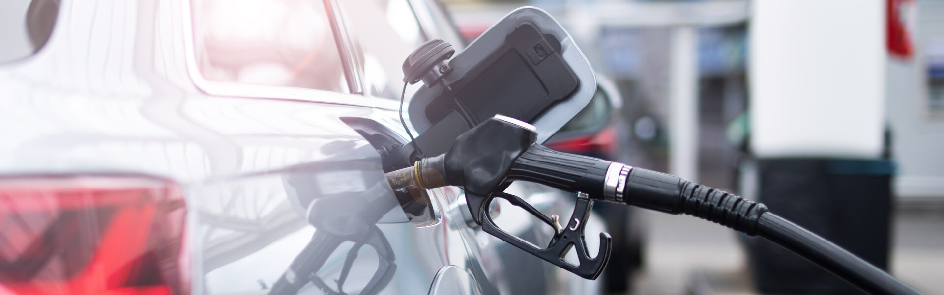 Auto, das gerade mit Sprit betankt wird