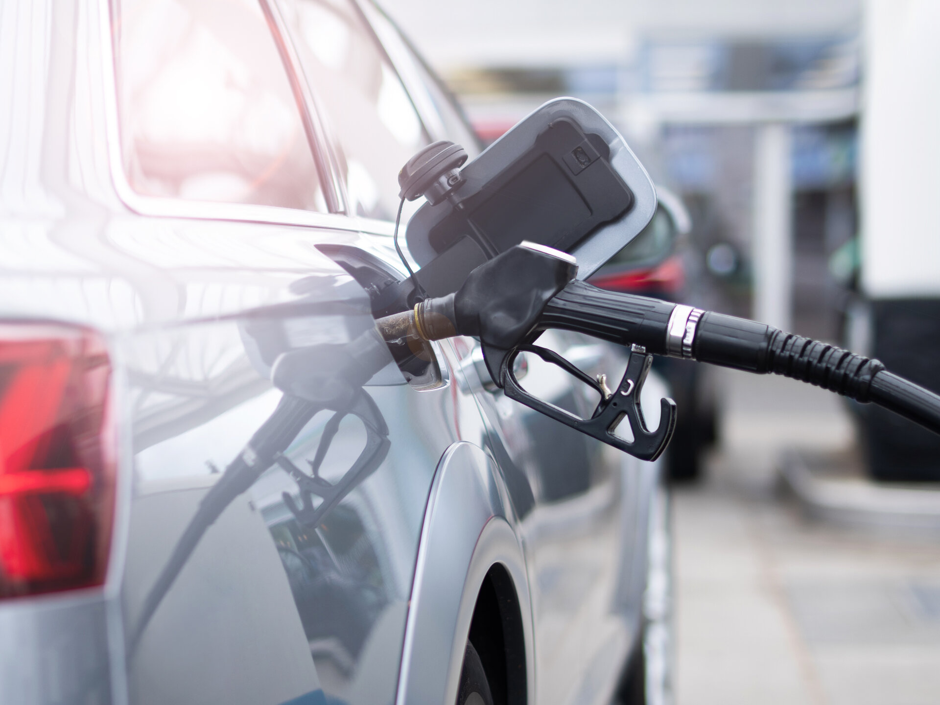 Auto, das gerade mit Sprit betankt wird