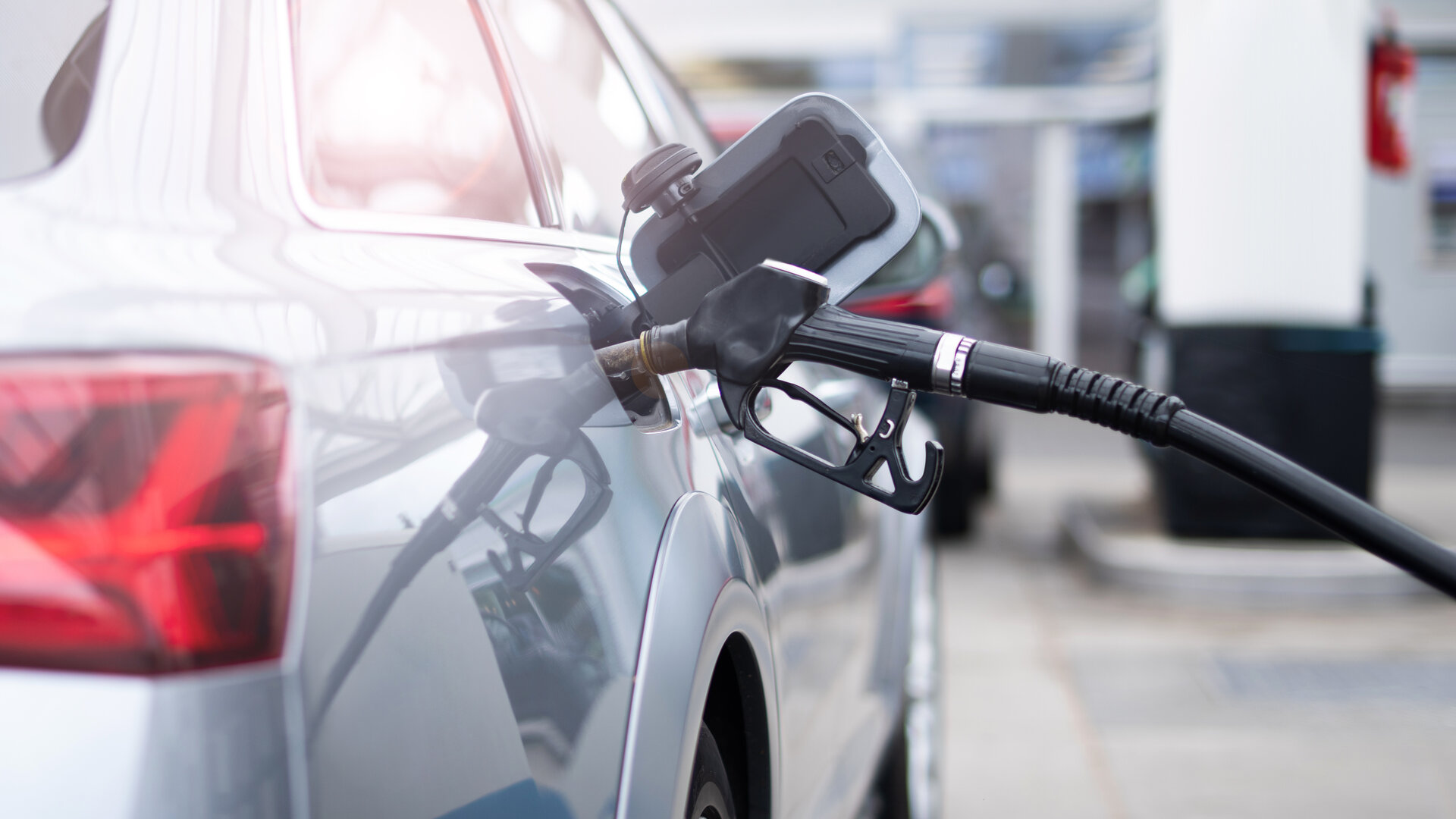 Auto, das gerade mit Sprit betankt wird