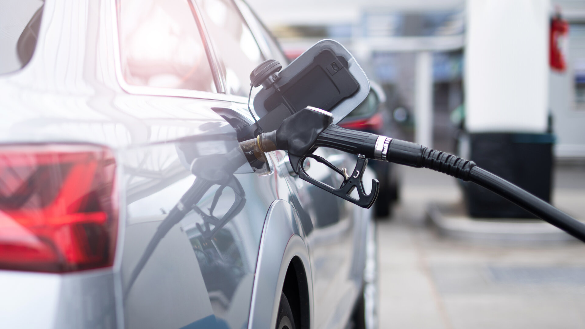 Auto, das gerade mit Sprit betankt wird