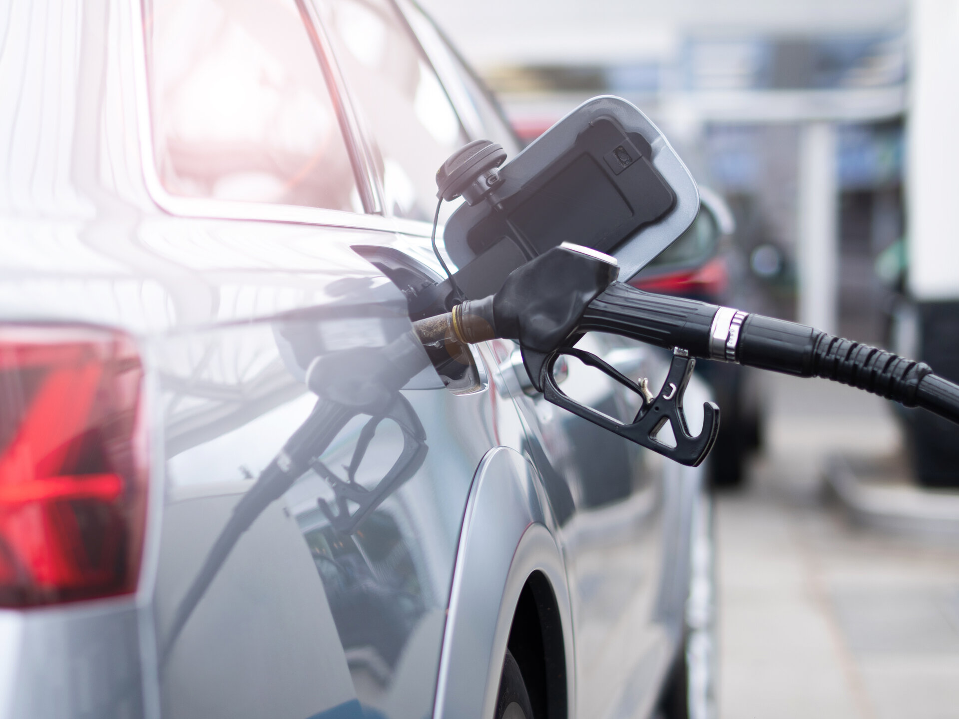 Auto, das gerade mit Sprit betankt wird