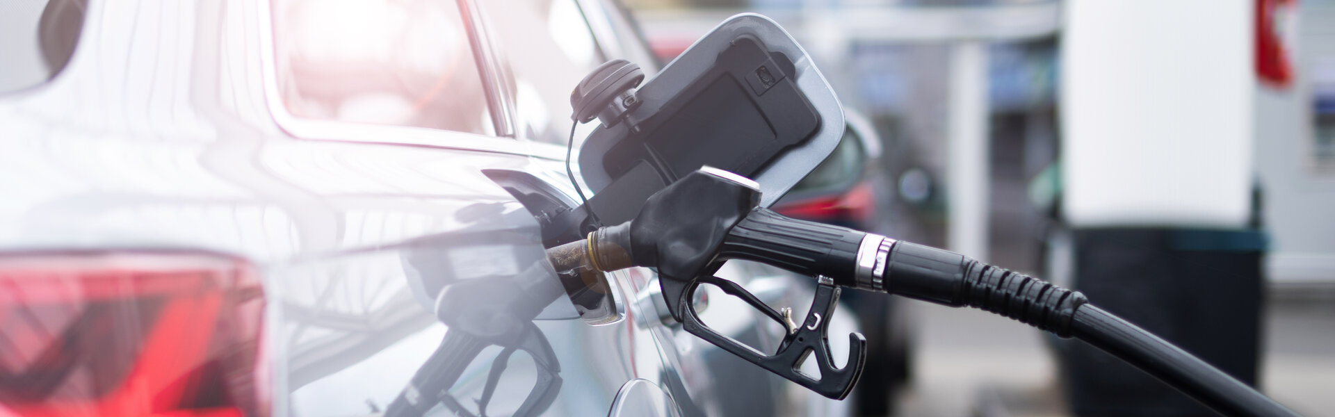 Auto, das gerade mit Sprit betankt wird
