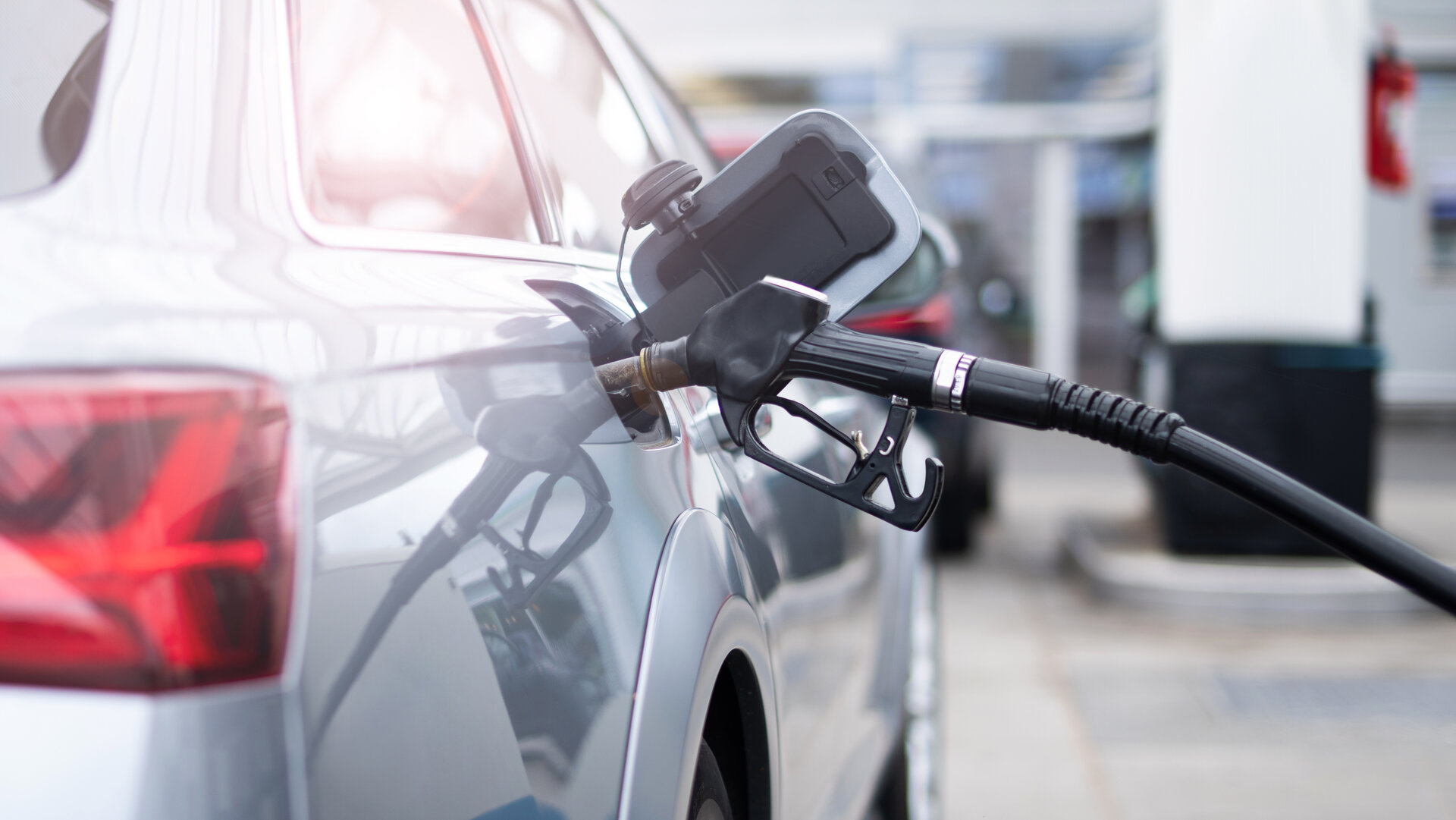 Auto, das gerade mit Sprit betankt wird