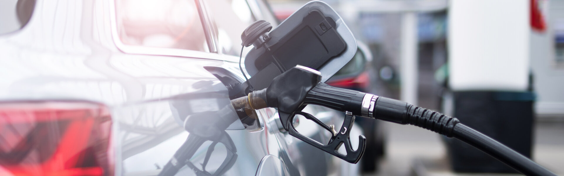 Auto, das gerade mit Sprit betankt wird
