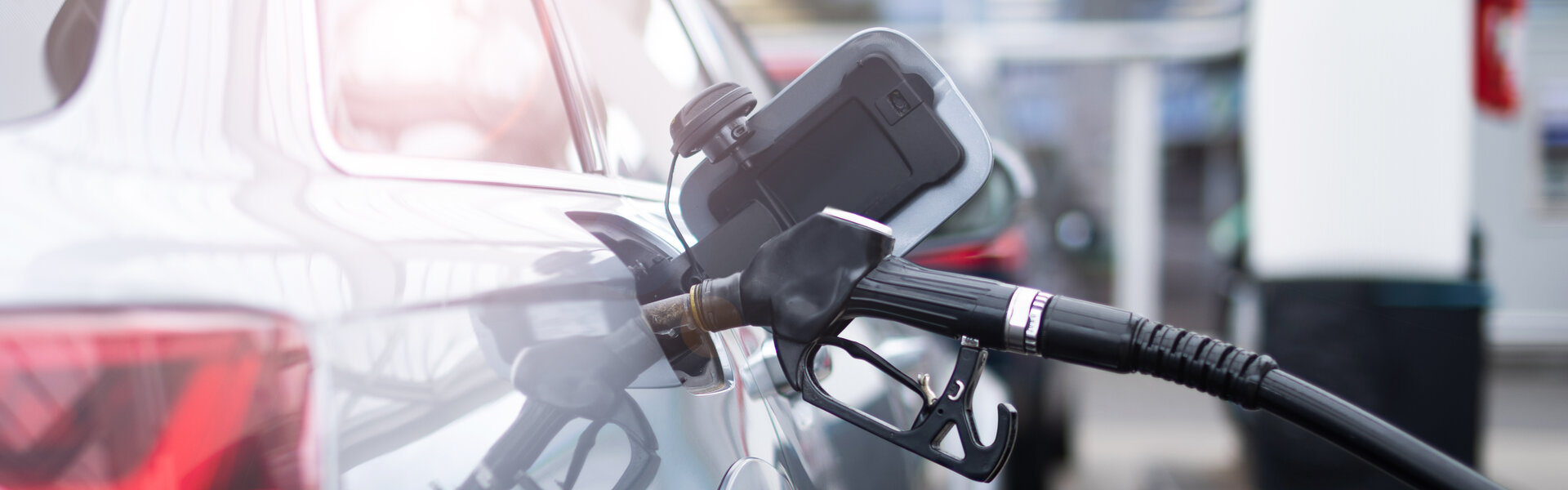 Auto, das gerade mit Sprit betankt wird
