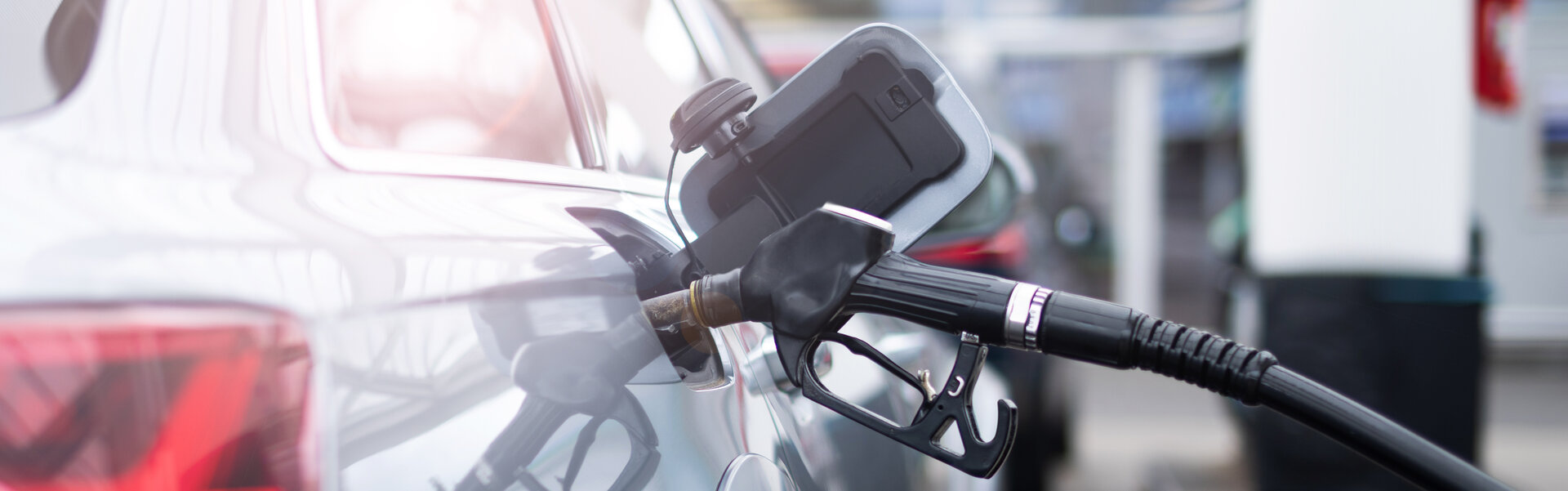 Auto, das gerade mit Sprit betankt wird