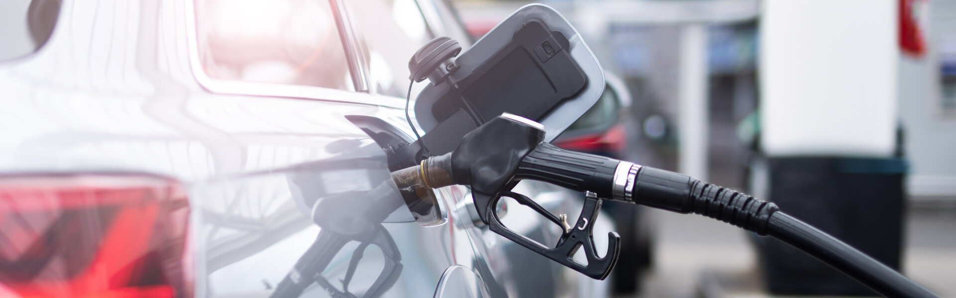 Auto, das gerade mit Sprit betankt wird