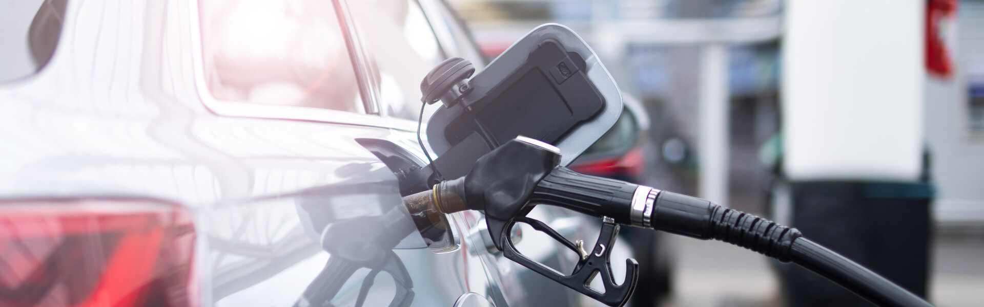 Auto, das gerade mit Sprit betankt wird