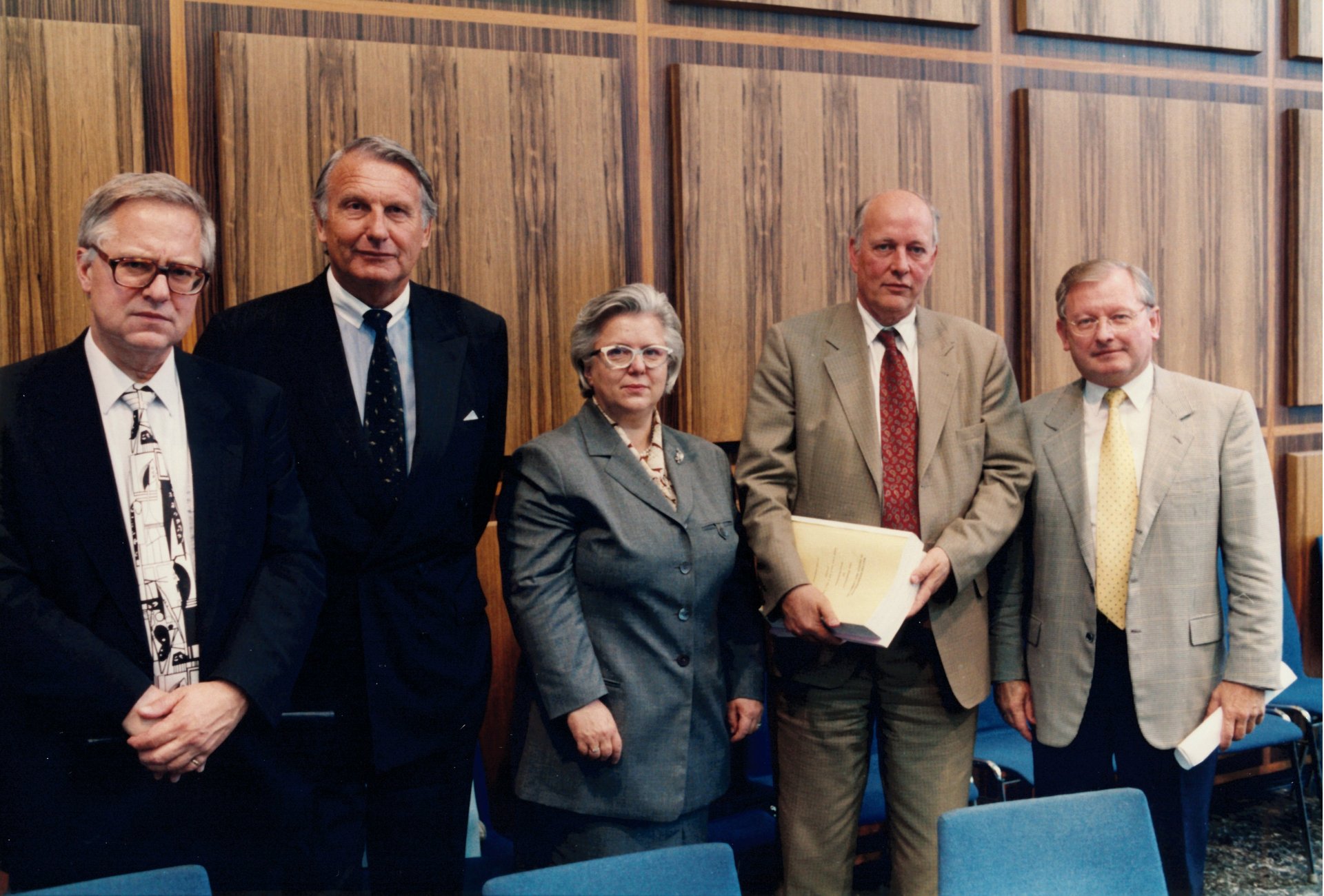 Übergabe des 11. Hauptgutachtens 1996 Übergabe des elften Hauptgutachtens am 04.07.1996 an Staatssekretär Dr. Kolb (nicht im Bild): v.l.n.r. Wernhard Möschel, Wolfgang Herion, Elke Weber-Brauch, Vorsitzender Carl Christian von Weizsäcker, Winfried Haastert