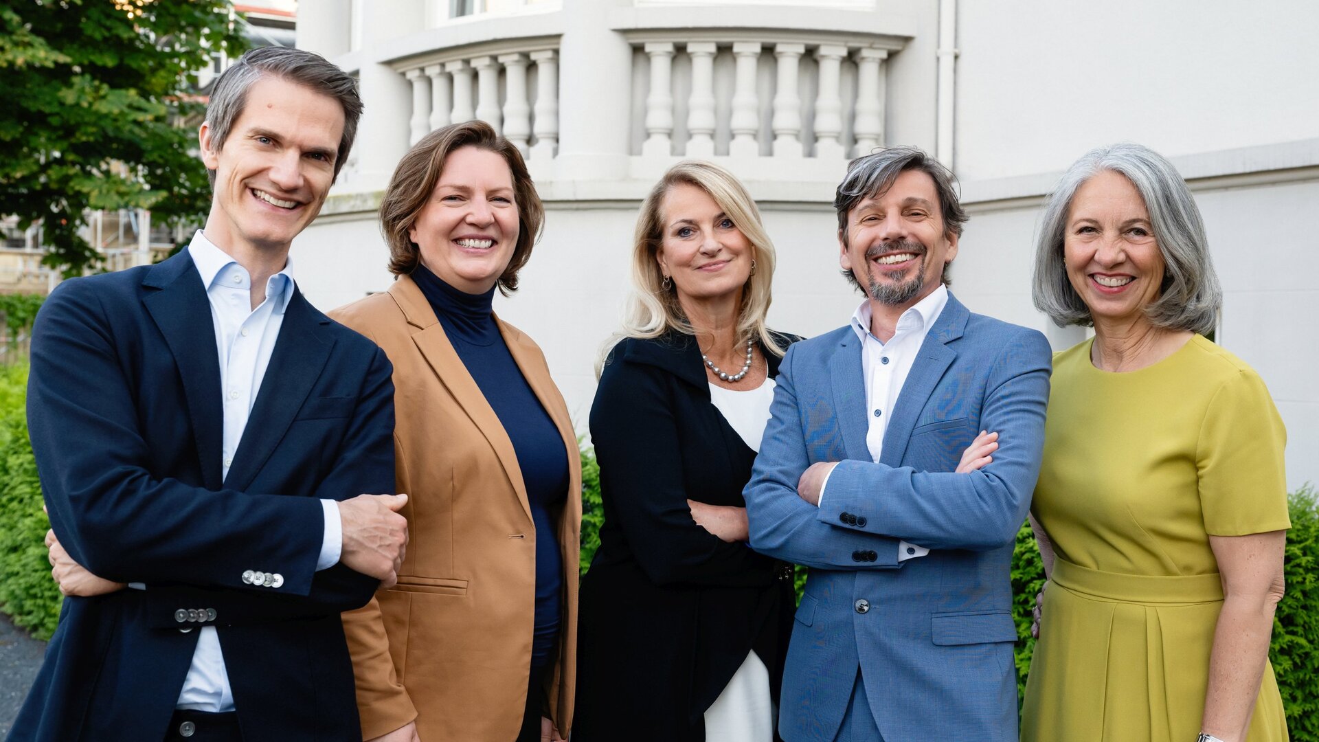 Gruppenfoto der 5 Kommissionsmitglieder: Rupprecht Podszun, Constanze Buchheim, Dagmar Kollmann, Tomaso Duso, Pamela Knapp